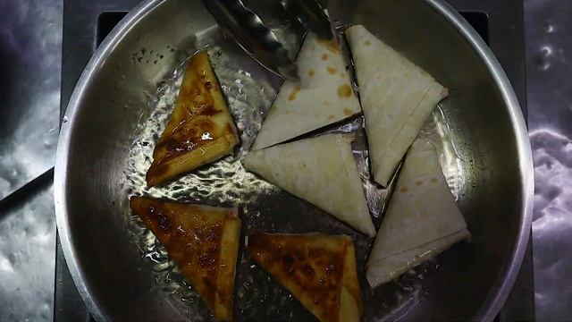Треугольники из лаваша с ветчиной и сыром. Готовить быстро и легко. #простаяеда #простыерецепты