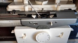 Как связать юбку-резинку на вязальной машине. How to knit a skirt on a knitting machine.