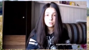 Видео девушка очень красиво поет песню Что такое любовь.