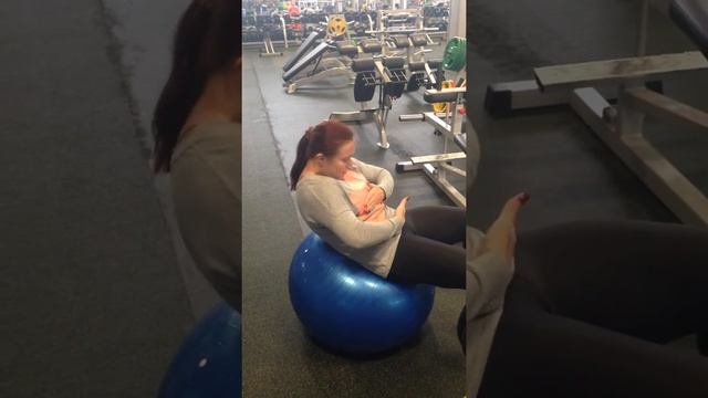 Скручивания на фитболе: правильная техника смотреть онлайн