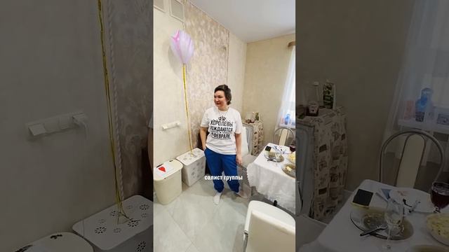 Королевы рождаются в феврале. Его не ждали, а он пришёл! Оригинальное поздравление с Днём Рождения.