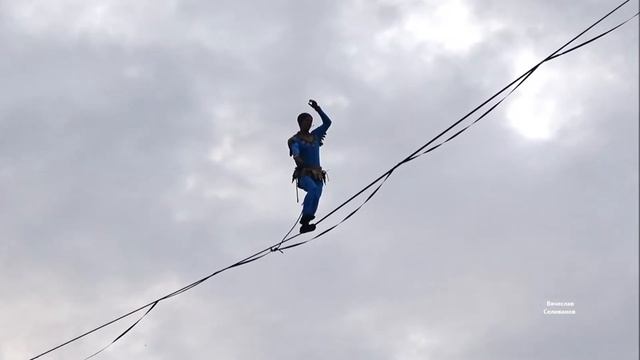 Переход канатоходца до здания Законодательного Собрания Канатоходец Friedi Kühne Пермь 10.08.2019