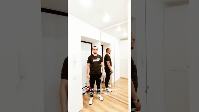 Современный встроенный зеркальный шкаф в нише прихожей. Распашные двери ДСП с наклеенными зеркалами