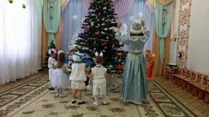 Хоровод "Маленькой елочке холодно зимой"
