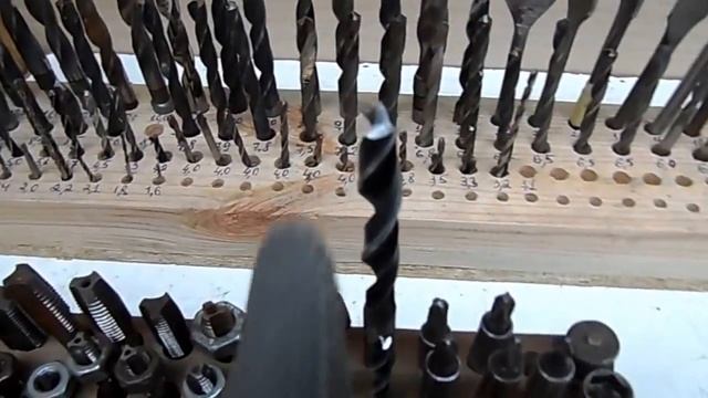 Самодельные подставки для хранения сверл плашек и метчиков смотреть онлайн
