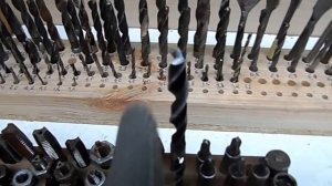 Самодельные подставки для хранения сверл плашек и метчиков