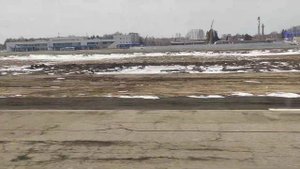 Посадка в очень маленьком аэропорту Томска ранней весной