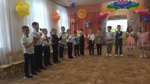 Оркестр ложкарей под попурри русских народных песен на выпускном балу