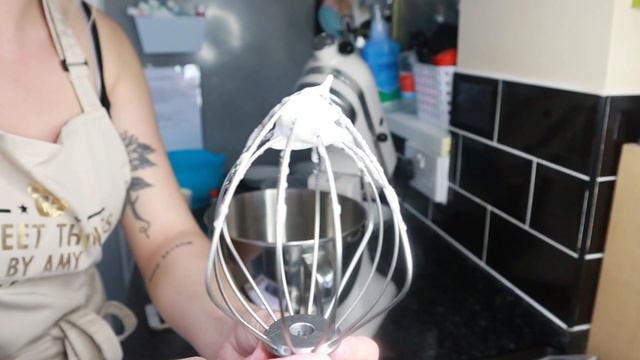 Kitchenaid Artisan Stand Mixer review | Testing the beater, whisk, dough hook and Pouring shield смотреть онлайн