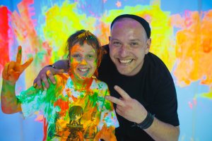 День рождения в стиле Уэнсдей с неоновым рисованием