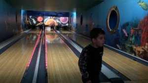 Боулинг. Игра в боулинг для детей. Артем играет Боулинг.