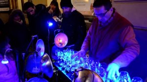 Очень красивая неземная музыка, игра на бокалах. Прага, Новый Год 2015 (Very beautiful music).MOV