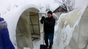 Как правильно чистить теплицы от снега