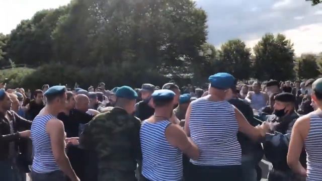 ВДВ и РОСГВАРДИя. Массавой драк. 2.08.2020 смотреть онлайн