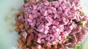 Советуем Салат "Любимый" с кириешками, крабовыми палочками, сладкой кукурузой и копчёной колбасой