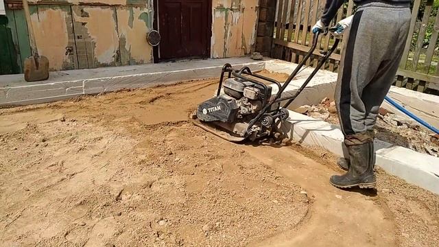 Ремонт на даче. Обратная засыпка фундамента и подготовка к заливке  чернового пола.