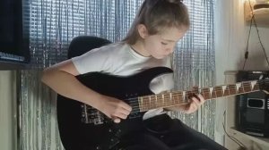 Девочка в 8 лет играет классное соло на электрогитаре. Skillet - I want to live. Юный гитарист