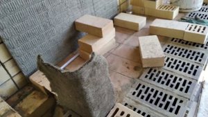 Кладка комплекса барбекю -печь под казан из облицовочного кирпича двух расцветок.
