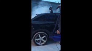 Обдуваем от снега автомобиль турбосушкой.