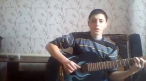 В опустевшем парке песня под гитару