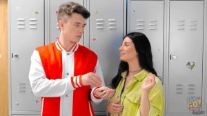 КАК СПРЯТАТЬ ЕДУ НА УРОКЕ! Школьные лайфхаки от 123 GO! SCHOOL