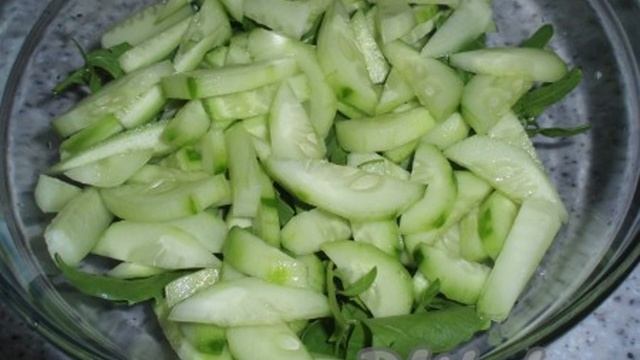 Салат с ветчиной, огурцами и  рукколой