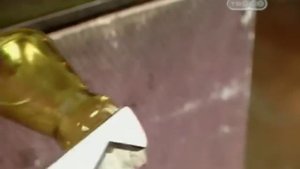 как стеклодувы делают настольные украшения из стекла