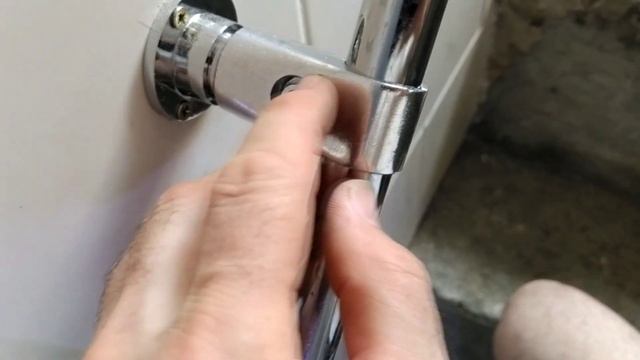 @0276 Поручни из мебельной металлической трубы для лестницы подвала с высокими ступенями.