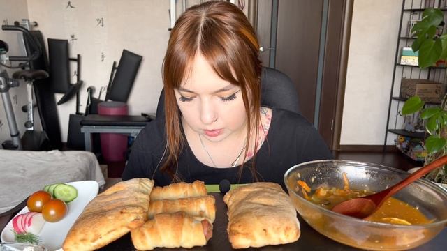 Мукбанг | Солянка грибная, пирожок с картошкой, бананом, сосиска в тесте | Mukbang| Solyanka, pies