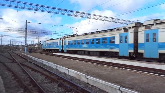 "На новогодних каникулах" ЭД4М-0393 проследует станцию Евпатория-Товарная [КЖД 2022] смотреть онлайн