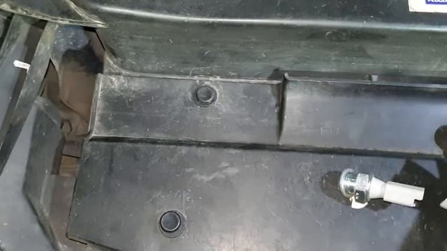 Двигатель 2.2 hdi весь в масле. Замена датчика давления масла. Мойка двигателя. смотреть онлайн