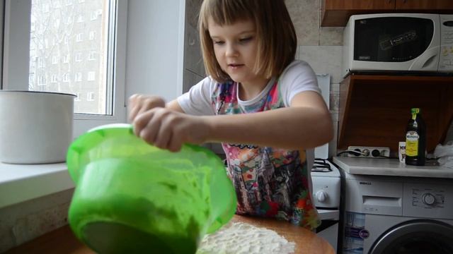 И ребенок приготовит настоящую итальянскую пиццу. Часть первая: тесто. смотреть онлайн