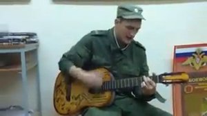 Парнишка красиво спел и сыграл на гитаре в армейке
