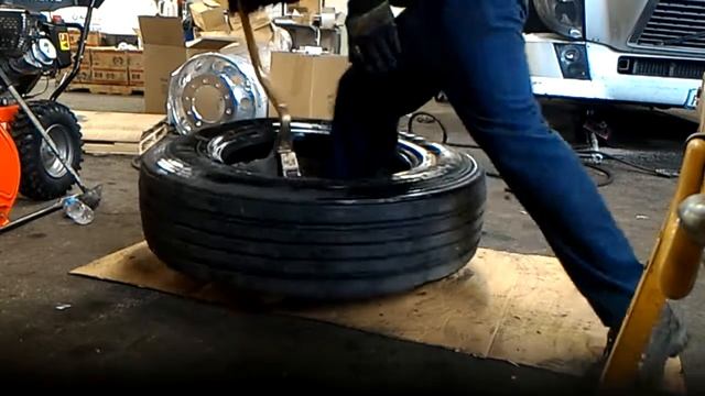 Как снять шину с помощью спец.монтировки . смотреть онлайн