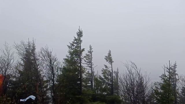 На горе Круглица в стихии облаков и сильного ветра / Южный Урал, Национальный парк Таганай