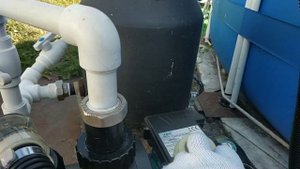 Вот так очистил ржавую воду в бассейне, искусственная трава и другое.
