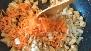 Картофельное пюре с гуляшом из куриной грудки.