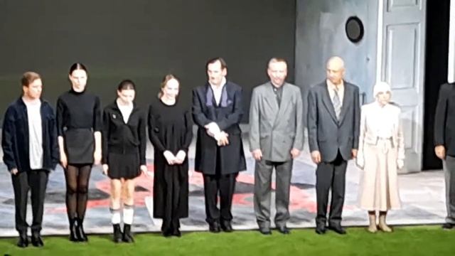"Вишневый сад" в театре на Малой Бронной: спектакль в стиле Tatler