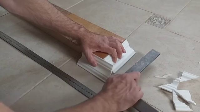 Как клеить потолочный полиуретановый плинтус своимируками.