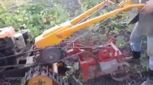 Гусеничным мотоблоком копаем картошку