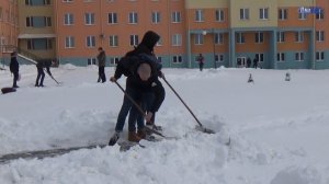 Активисты БРСМ  Волковыска помогли почистить снег вокруг районной больницы