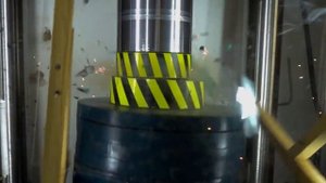 Гидравлический пресс и кувалды разной температуры. Разлёт осколков.