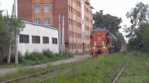 Маневровый тепловоз ТЭМ18ДМ-1299 с грузовыми вагонами