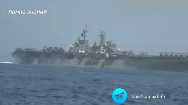 Иранские катера направляются к десантному кораблю Bataan LHD-5 США смотреть онлайн
