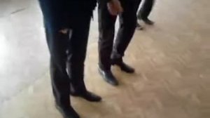 вот как должен шагать солдат