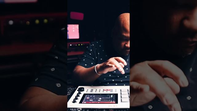 Beat making on the Akai MPC Live II Retro Edition #boombapbeats #beatmaker #mpclive2retro смотреть онлайн