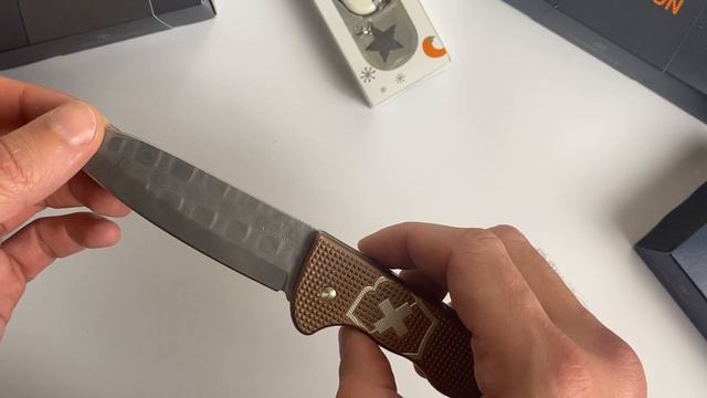 Храните деньги в ножах! Victorinox Hunter Pro Alox Damast LE 2020 0.9410.J20