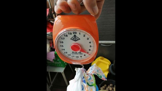 Освобождаем холодильник от рыбы.