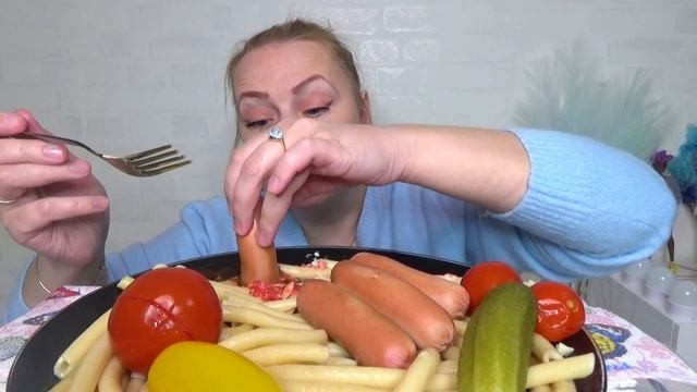МУКБАНГ МАКАРОНЫ С СОСИСКАМИ, ДОМАШНИЕ СОЛЕНЬЯ///Mukbang домашняя еда на камеру/ не АСМР.