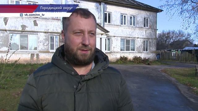 После жалобы жильцов в ГЖИ в доме №86 поселка Ильинский отремонтировали подъезд
